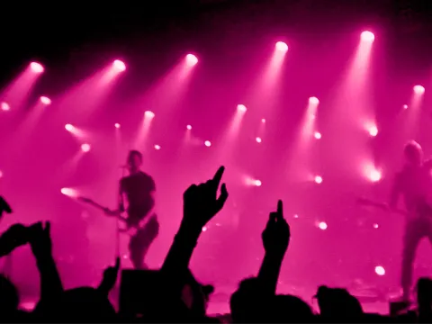 Die Lautstärke bei einem Rockkonzert erreicht 120 dB Die Lautstärke bei einem Rockkonzert erreicht 120 dB