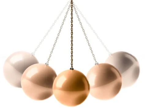 Die Amplitude der Pendelbewegung hängt von der Kraft ab, die das Pendel in Bewegung gesetzt hat. Die Amplitude der Pendelbewegung hängt von der Kraft ab, die das Pendel in Bewegung gesetzt hat.